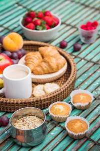 petit-dejeuner-sain-frais-fond-bois.jpg