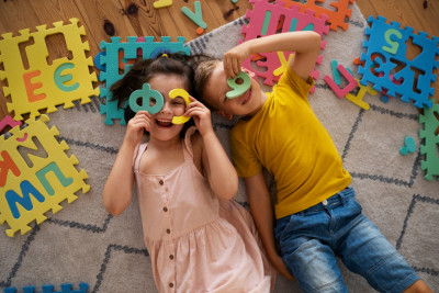 freres-soeurs-jouant-jouets-casse-tete.jpg